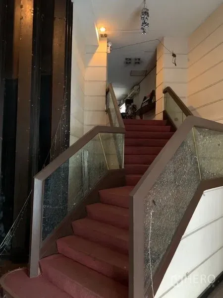 零售空间 出租在Bang Rak, Bangkok - 红地毯楼梯搭配玻璃护栏，通往上层商铺空间。