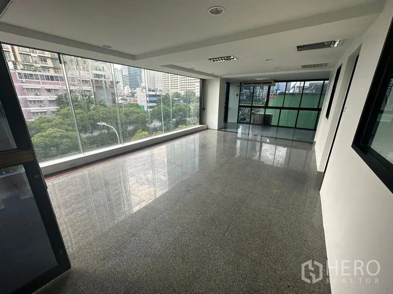 Office Space for rent in Sathon, Bangkok - Long bright office space with curtain wall glass, city views and partition windows.