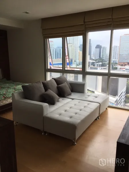 คอนโด ให้เช่าหรือขายในKhlong Toei, Bangkok - มุมนั่งเล่นริมหน้าต่างบานใหญ่ เห็นวิวเมือง พร้อมโซฟาเดย์เบด