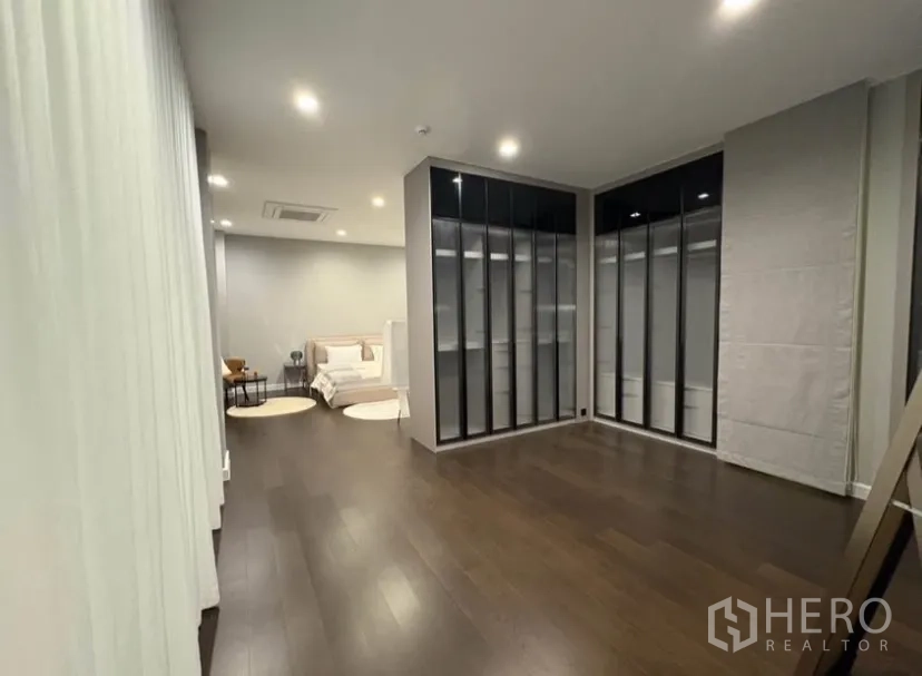 Detached House for rent in Suan Luang, Bangkok - Expansive master suite with walk-in closet cabinetry and a relaxing seating area.