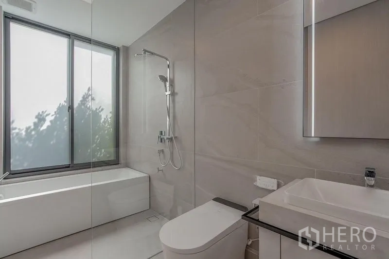 บ้าน ให้เช่า - ห้องน้ำพร้อมอ่างอาบน้ำ แยกส่วนอาบน้ำ หน้าต่างฝ้าความเป็นส่วนตัว.