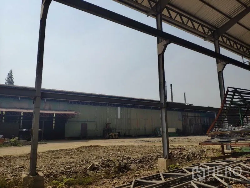 工厂 出租在Samut Sakhon - 有顶作业区，钢柱与院场，对面为工业建筑，Bang Krachao