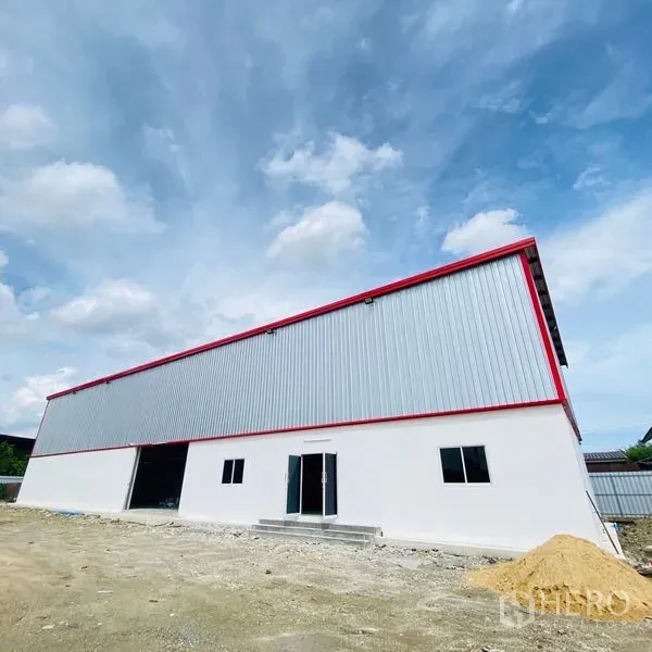 คลังสินค้า ให้เช่าในBang Khae, Bangkok - มุมมองด้านหน้าโกดัง เน้นประตูโหลดสินค้า ประตูกระจก และลานกรวดกว้าง