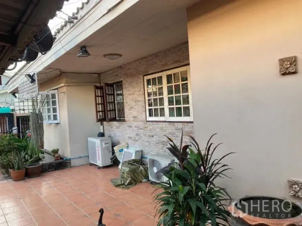 บ้าน ขายในWang Thonglang, Bangkok - เฉลียงข้างบ้านร่มเงา ปูกระเบื้องดินเผา มีต้นไม้กระถางและคอยล์แอร์ภายนอก