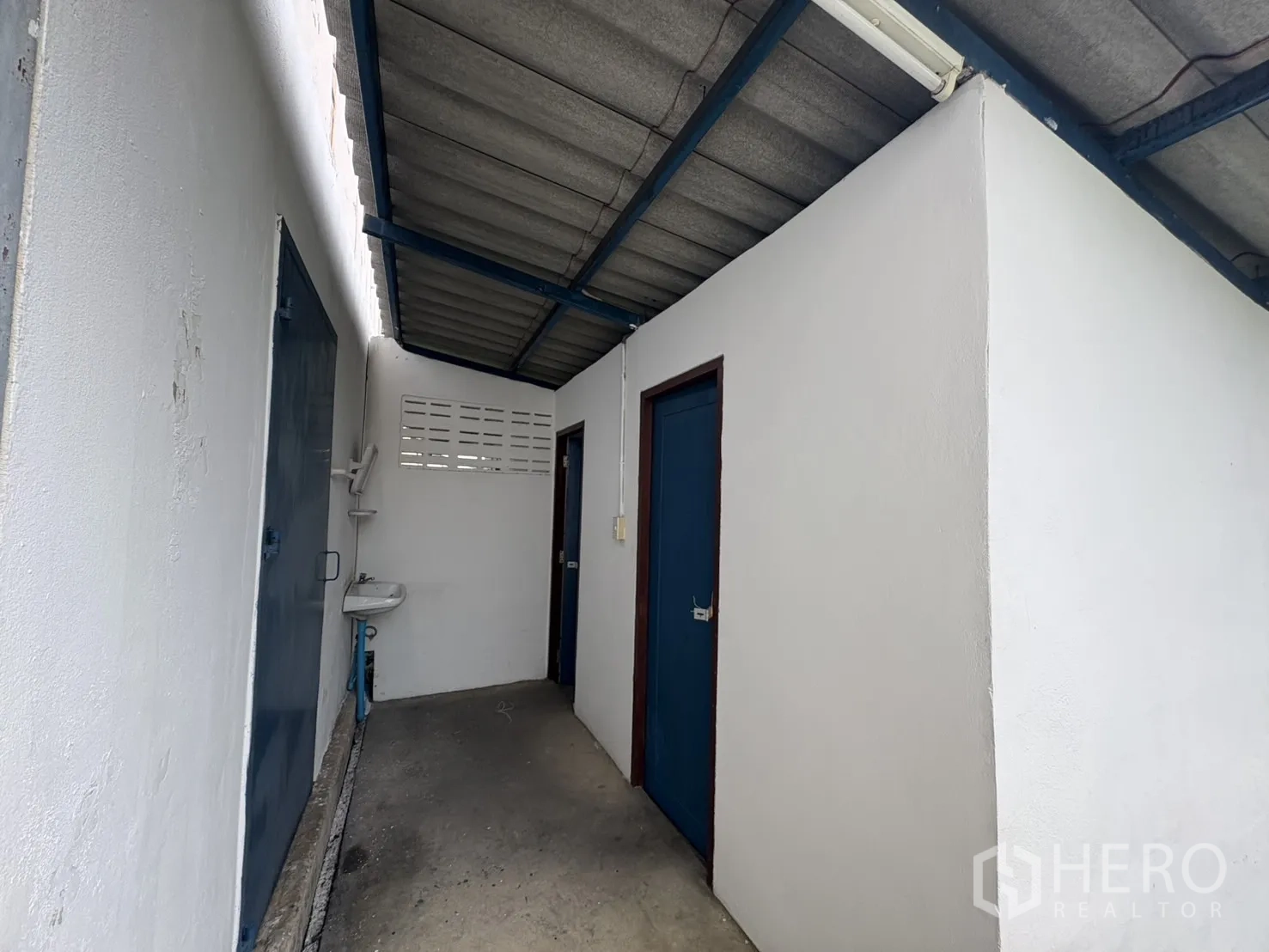 คลังสินค้า ให้เช่าในBang Phli, Samut Prakan - โถงภายนอกมีประตูสีน้ำเงิน อ่างล้างมือ และหลังคากันฝน
