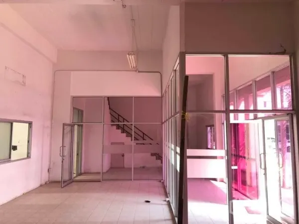 工厂 出租在Pak Kret, Nonthaburi - 前端办公室区域，玻璃隔间、地砖与通往夹层的楼梯。