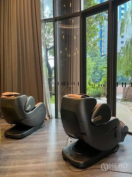 คอนโด ขายในWatthana, Bangkok - เลานจ์ผ่อนคลายพร้อมเก้าอี้นวดสองตัวข้างผนังกระจกสูง