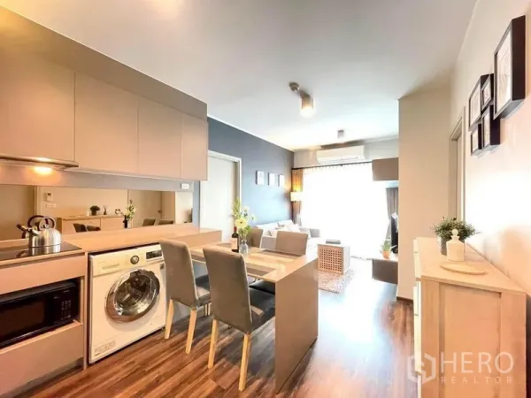 คอนโด ให้เช่าหรือขายในPhra Khanong, Bangkok - โซนรับแขก ทานอาหาร และครัวแบบโอเพนแปลนสว่าง พร้อมเครื่องซักผ้า