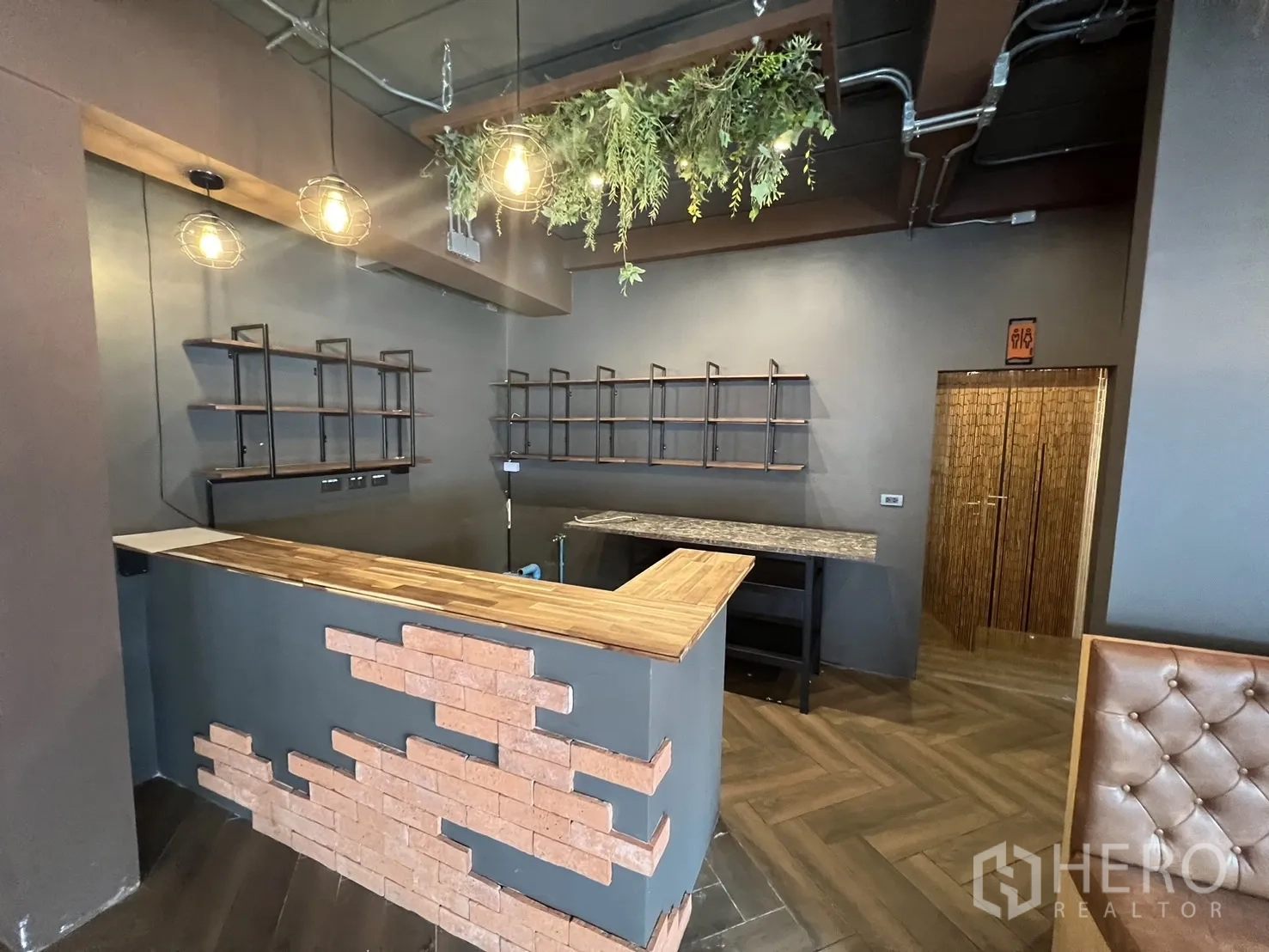 พื้นที่ขายปลีก ให้เช่าในWatthana, Bangkok - เคาน์เตอร์บาร์ท็อปไม้ ชั้นวางผนัง และโคมไฟห้อยตกแต่ง