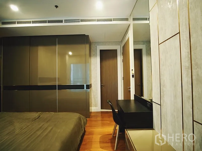คอนโด ให้เช่าในKhlong Toei, Bangkok - ห้องนอนที่สอง ตู้เสื้อผ้าบิวท์อิน โต๊ะทำงาน และพื้นไม้