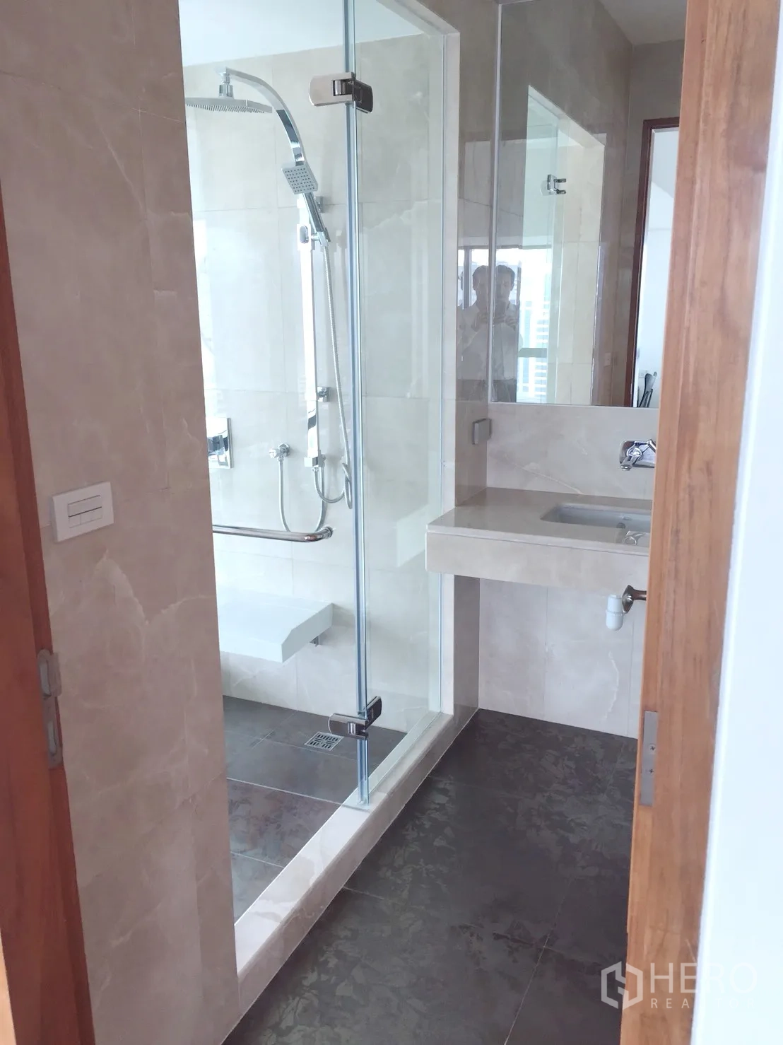 คอนโด ให้เช่าในWatthana, Bangkok - ห้องน้ำสไตล์โมเดิร์น พร้อมตู้ฝักบัวกระจก กระเบื้องโทนอ่อน และเคาน์เตอร์ล้างหน้า
