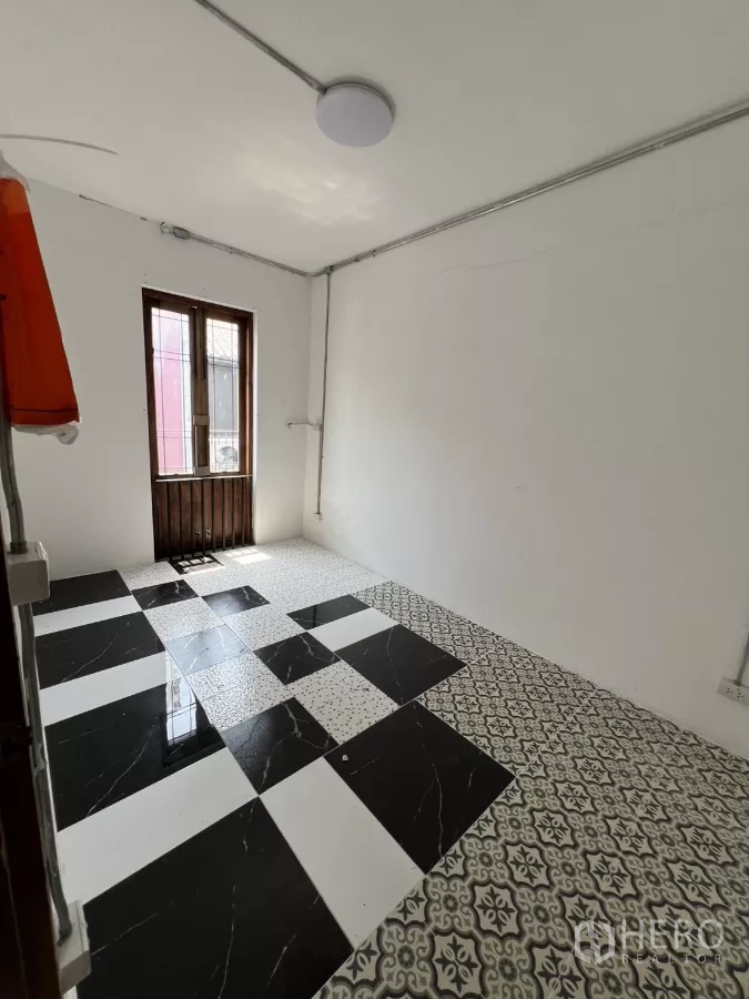 零售空间 出租在Khlong Toei, Bangkok - 房间铺黑白拼花瓷砖，墙面洁白。