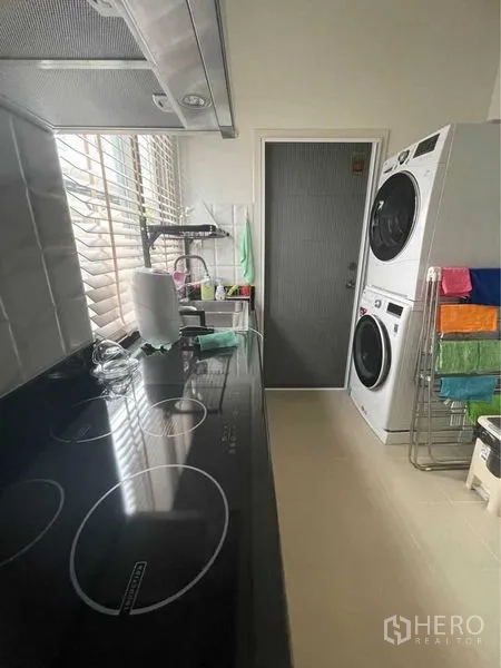 บ้าน ขายในLat Krabang, Bangkok - ครัวมุมเตาไฟฟ้า มู่ลี่หน้าต่าง และเครื่องซักผ้า–อบผ้าตั้งซ้อน