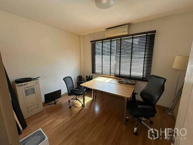 สำนักงานที่บ้าน ให้เช่าในChatuchak, Bangkok - ห้องทำงานหรือห้องนอนขนาดอบอุ่น หน้าต่างพร้อมมู่ลี่ โต๊ะและเก้าอี้