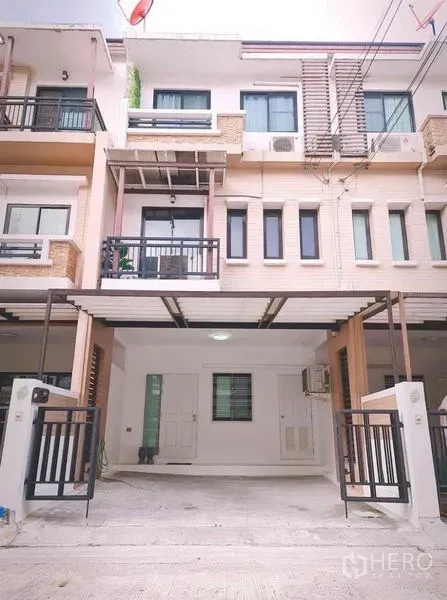 ทาวน์เฮาส์ ให้เช่าในSuan Luang, Bangkok - ด้านหน้าทาวน์เฮาส์ 3 ชั้น พร้อมระเบียงและที่จอดรถมีกันสาด