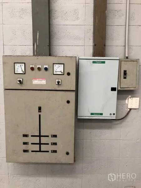 工厂 出租在Pathum Thani - 安装在墙上的电力控制柜与仪表