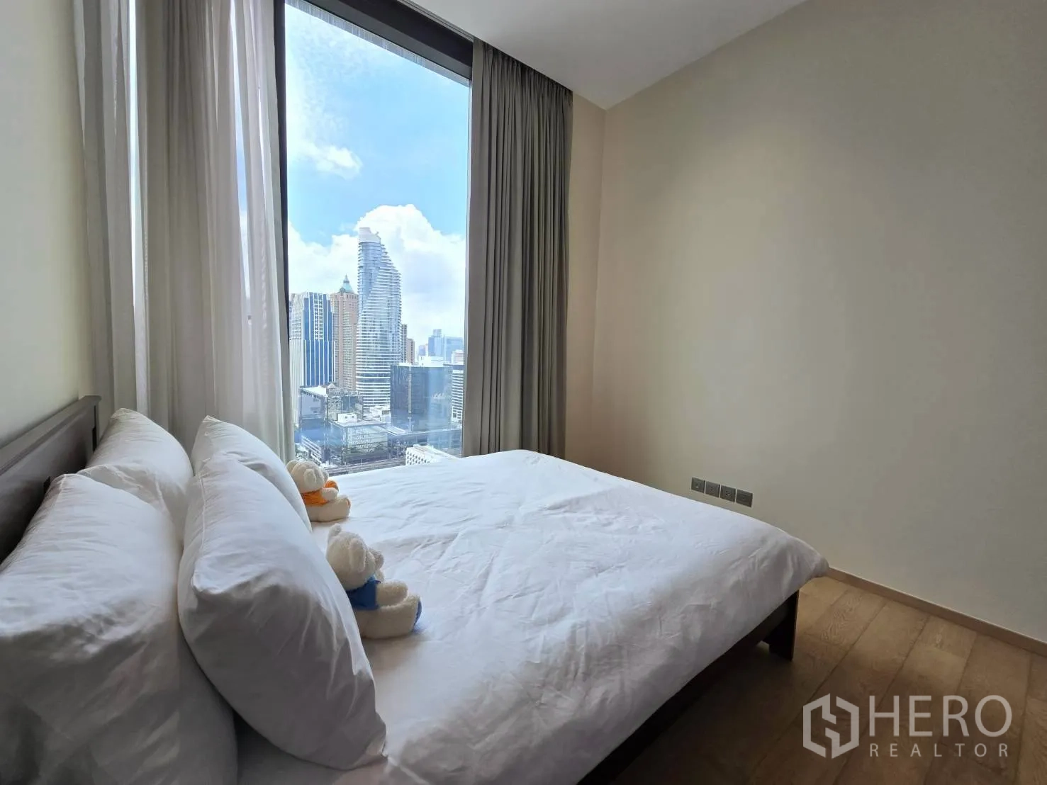 คอนโด for rent in Pathum Wan, Bangkok - ห้องนอนที่สองพร้อมหน้าต่างบานใหญ่ ผ้าปูสีขาว และวิวเมือง