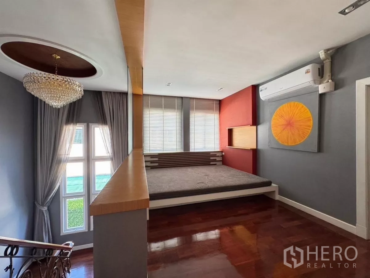 บ้าน ให้เช่าหรือขายในPrawet, Bangkok - ห้องนั่งเล่นชั้นบน/ห้องนอน มีโคมแชนเดอเลียร์ เตียงยกพื้น และพื้นไม้เงางาม