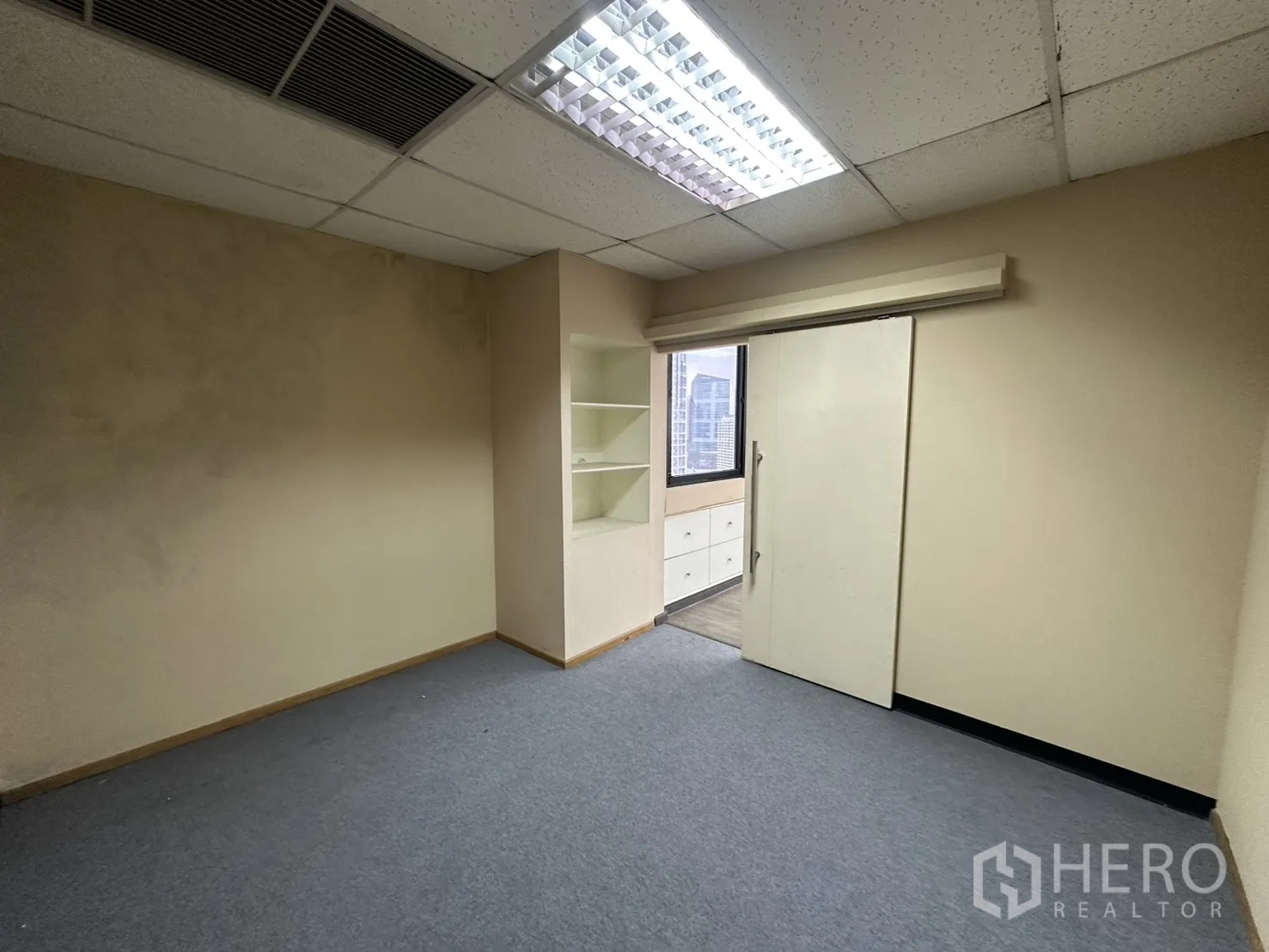 สำนักงาน ให้เช่าในBang Rak, Bangkok - ห้องปูพรมพร้อมไฟฟลูออเรสเซนต์ ประตูบานเลื่อน และหน้าต่าง