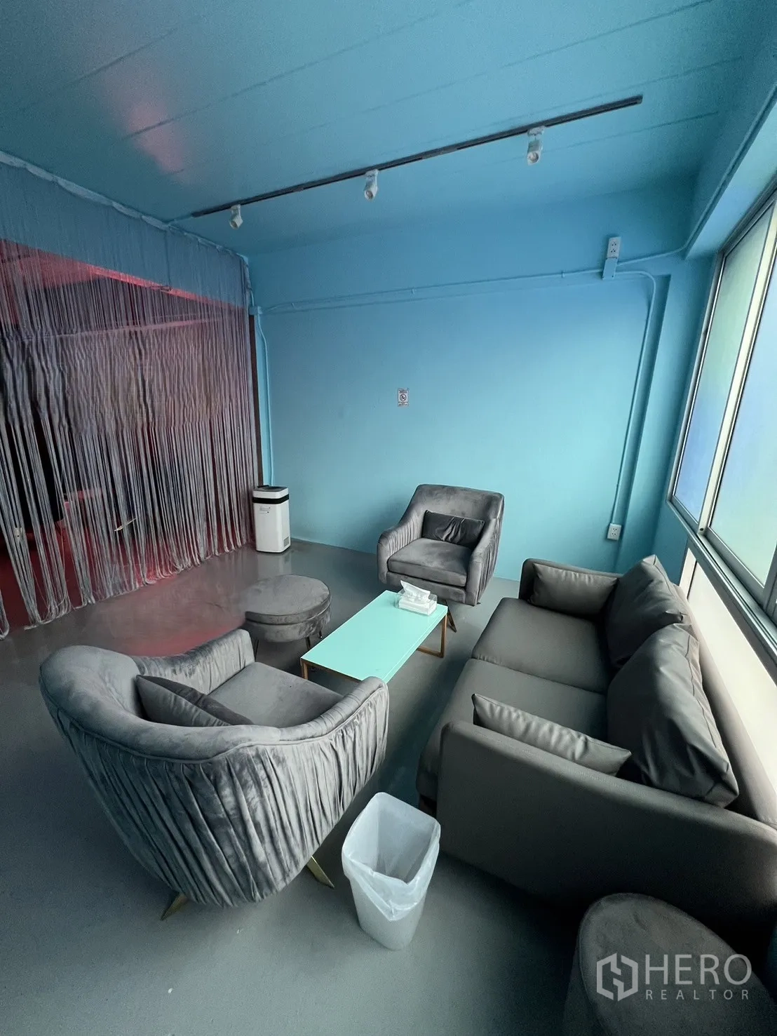 อาคารพาณิชย์ ให้เช่าหรือขายในWatthana, Bangkok - เลาจน์ประชุมสว่าง โซฟาสีเทารอบโต๊ะกลางสีเขียวมิ้นต์ ใกล้หน้าต่าง