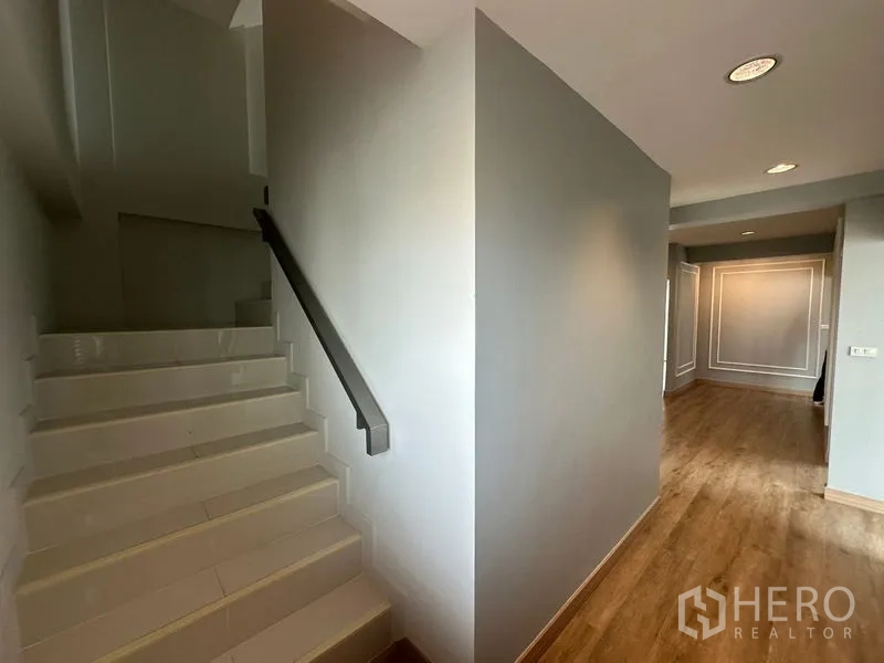 สำนักงานที่บ้าน ให้เช่าในSuan Luang, Bangkok - บันไดภายในปูกระเบื้องข้างพื้นที่ทำงาน