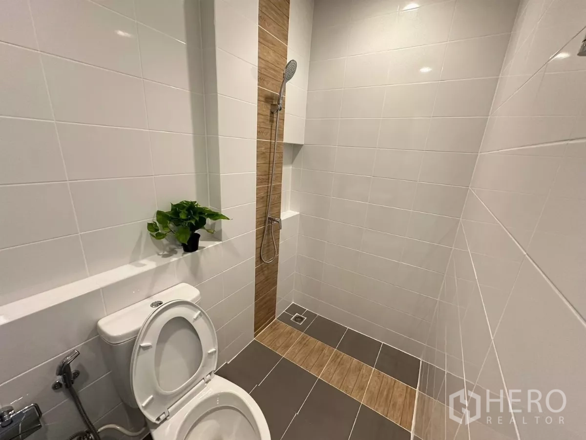 ทาวน์เฮาส์ ให้เช่าในBang Phli, Samut Prakan - ห้องน้ำที่สองแบบวอล์กอินชาวเวอร์ ผนังกระเบื้องสีขาว