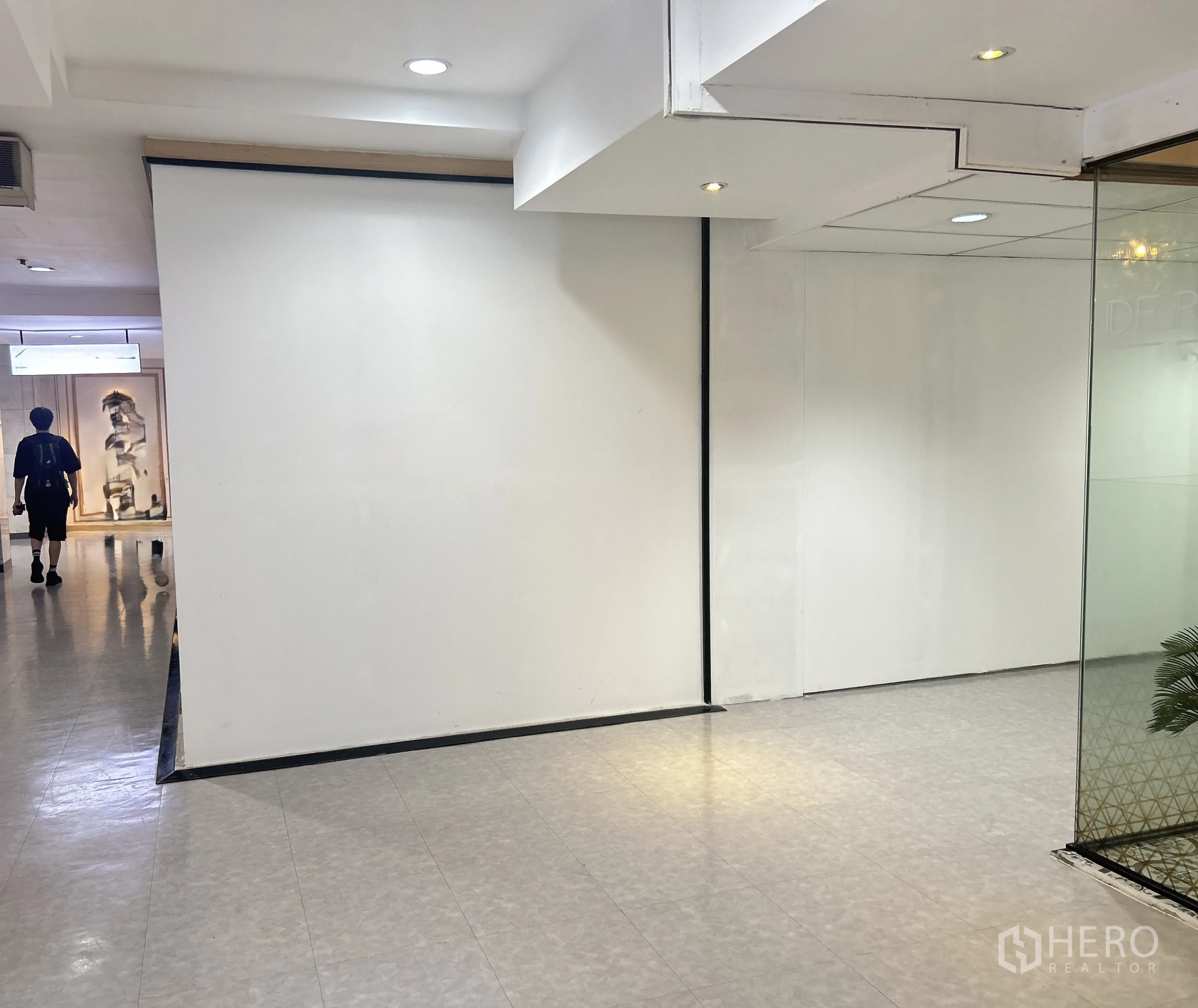 Retail Space for rent in Pathum Wan, Bangkok - Retail frontage beside a glass storefront and lit ceiling panels.