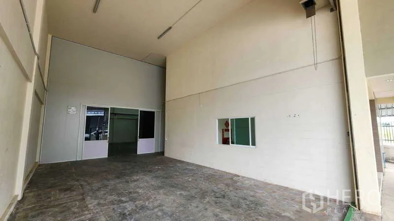 Factory for rent in Samut Sakhon - Warehouse entry showing high ceilings and internal windowed office.