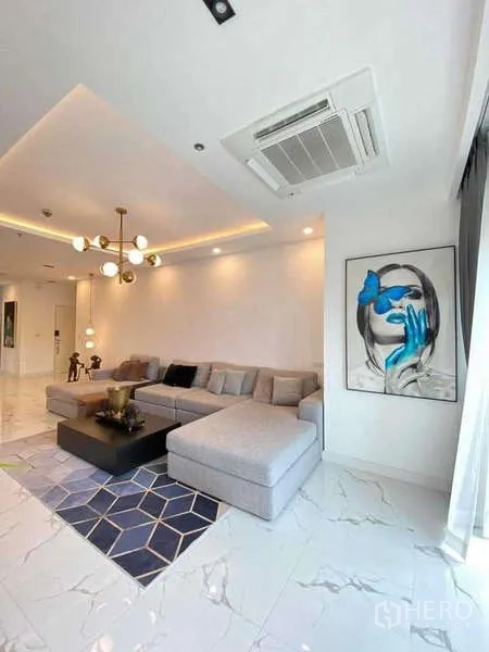 คอนโด ให้เช่าหรือขายในWatthana, Bangkok - มุมห้องนั่งเล่นพร้อมงานศิลปะ โซฟา L-Shape และแอร์ฝังฝ้า