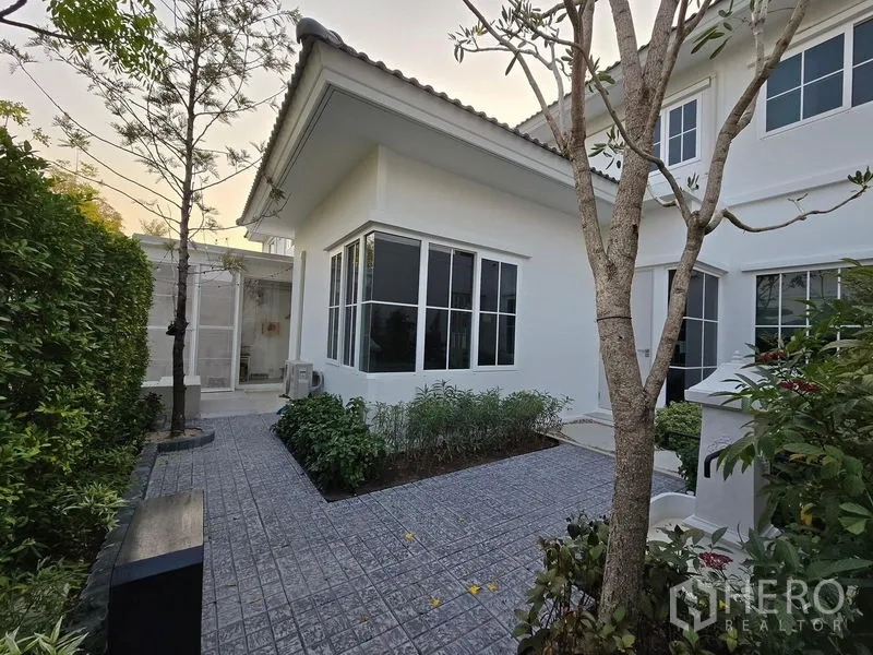 独立式住宅 出租在Bang Phli, Samut Prakan - 后花园与飘窗扩建区，铺装露台与绿植。