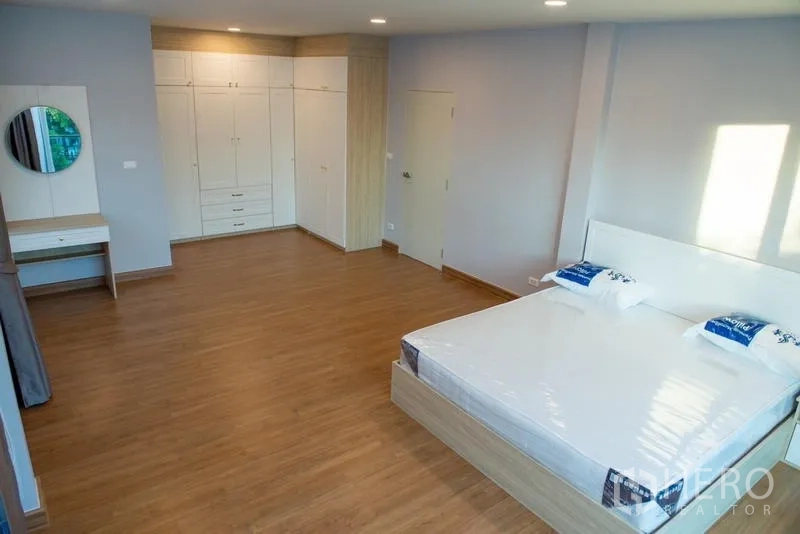 Detached House for rent in Bang Phli, Samut Prakan - Daytime front elevation of the modern detached house with balcony.