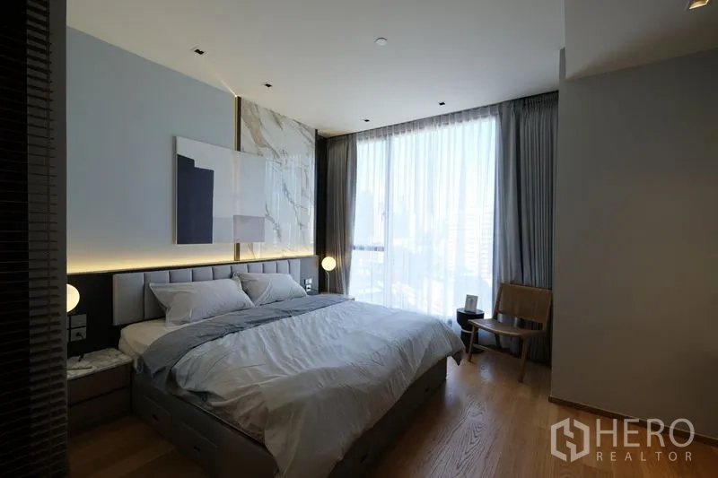 公寓 出租 - 卧室配落地窗帘、木地板与休闲座角。