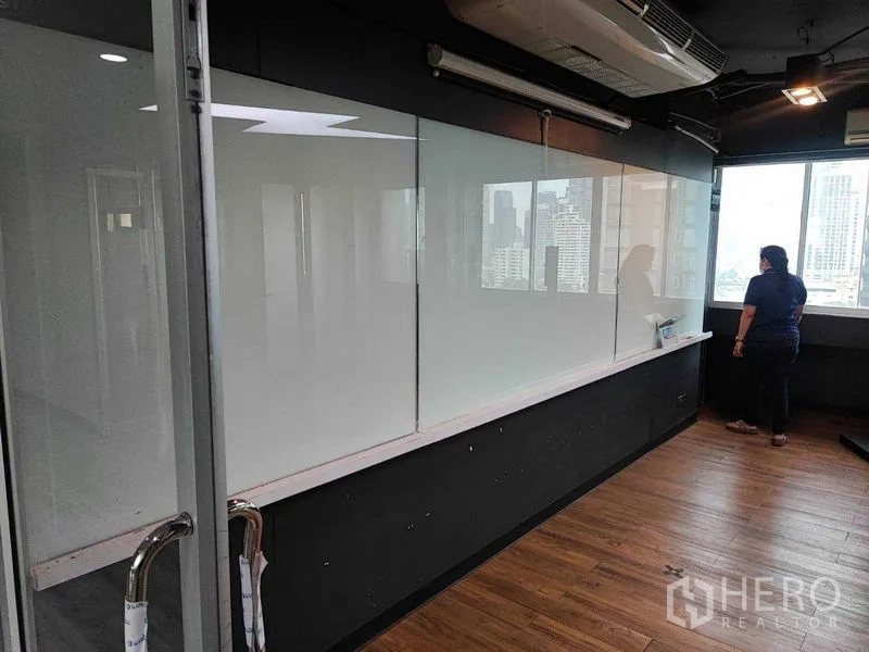 办公空间 出租在Watthana, Bangkok - 磨砂滑动门近景与内置置物架。