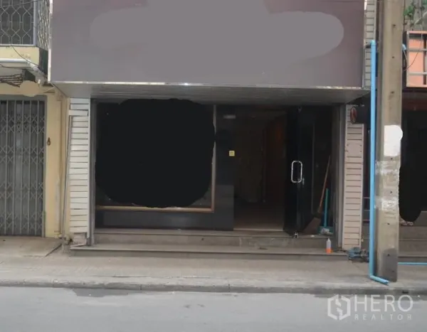 อาคารพาณิชย์ ให้เช่าในKhlong Toei, Bangkok - หน้าร้านชั้นล่างของอาคารพาณิชย์พร้อมกระจกโชว์และประตูกระจก ติดทางเท้าและเสาไฟ