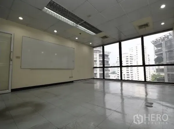 สำนักงาน ให้เช่าในWatthana, Bangkok - ห้องประชุมกว้าง หน้าต่างบานใหญ่เห็นสกายไลน์ พร้อมไวท์บอร์ดติดผนัง