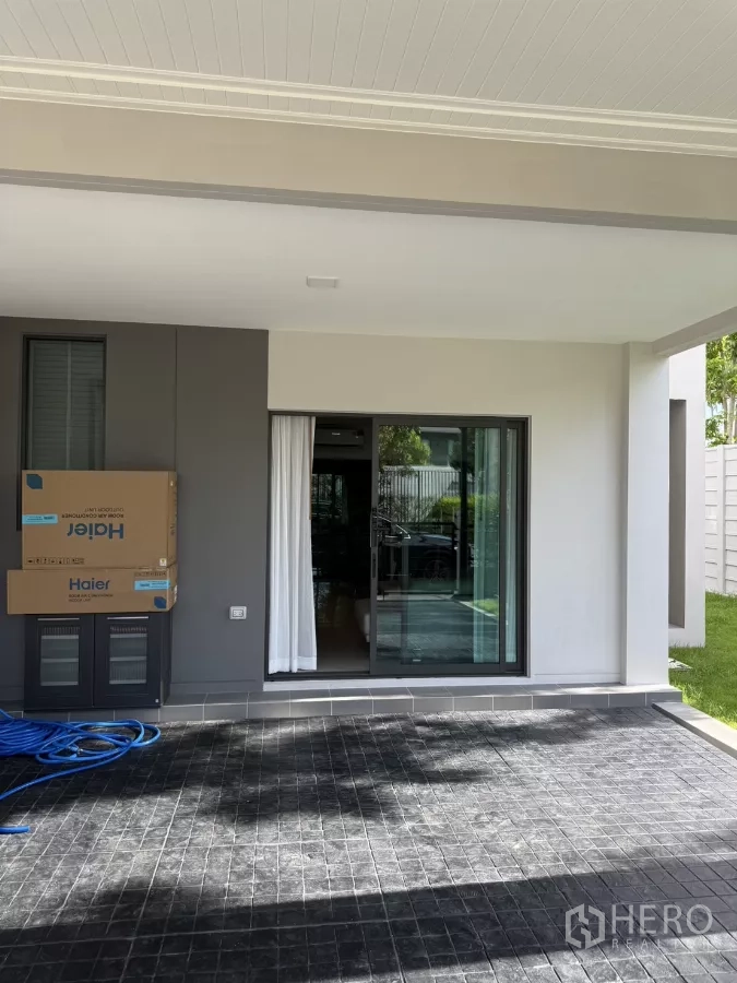 Townhouse for rent or sale in Bang Phli, Samut Prakan - Covered terrace and carport with sliding glass door to the living room.