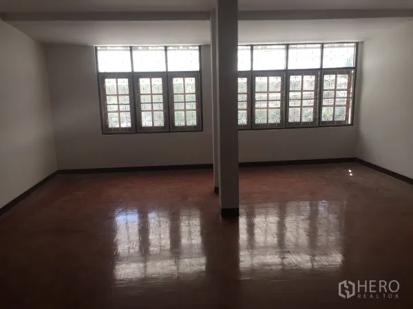 สำนักงานที่บ้าน ให้เช่าในWatthana, Bangkok - พื้นที่สว่างด้วยหน้าต่างบานกว้าง ลูกกรงลาย และพื้นไม้เงางาม