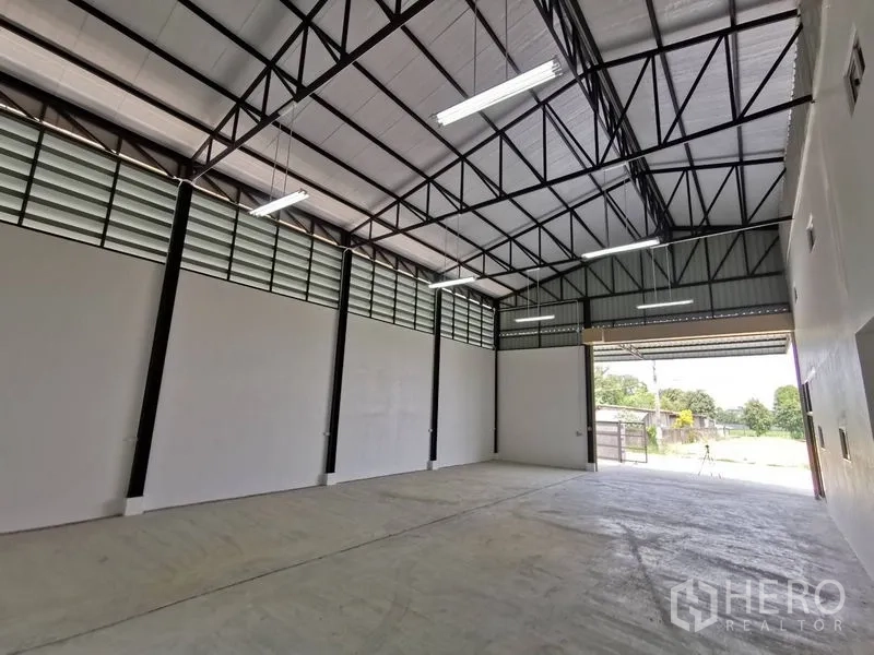 คลังสินค้า ให้เช่าในBang Kruai, Nonthaburi - ภายในโกดังมีช่องลมระบายอากาศด้านบน และประตูม้วนเปิดสู่ลาน