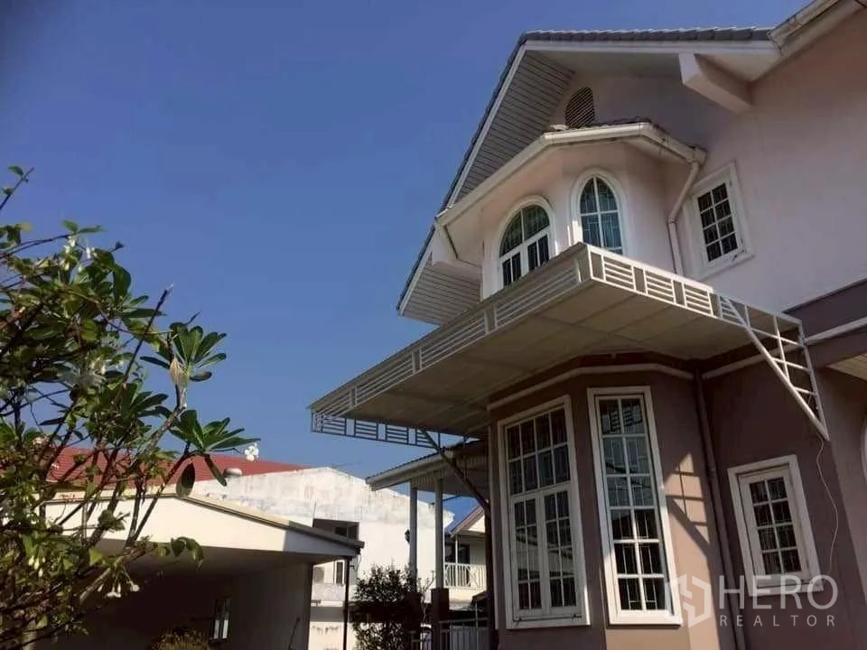 บ้าน ขายในPhra Khanong, Bangkok - ซุ้มหน้าต่างโค้งชั้นสอง หน้าต่างกระจกบานใหญ่และกันสาดโลหะ