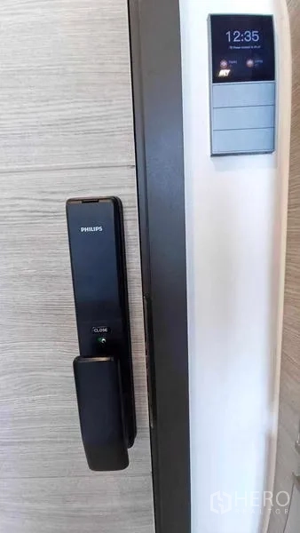 คอนโด ให้เช่า - ประตูห้องพร้อมดิจิทัลดอร์ล็อกและแผงควบคุมแบบทัชสกรีน.