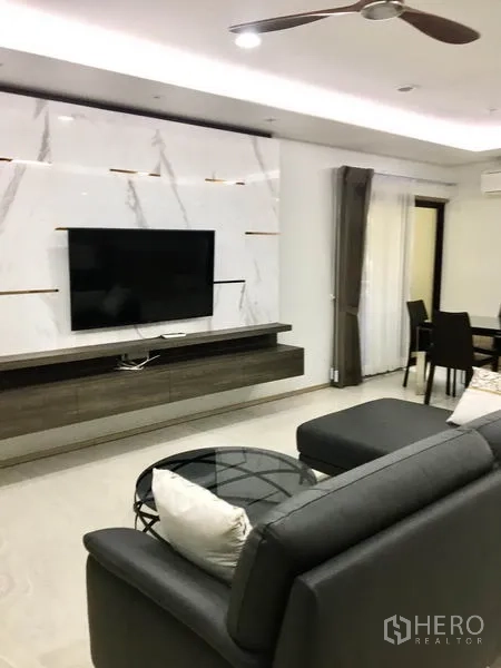 公寓 出租在Watthana, Bangkok - 现代客厅，墙面大理石纹、壁挂电视、灰色沙发与玻璃茶几