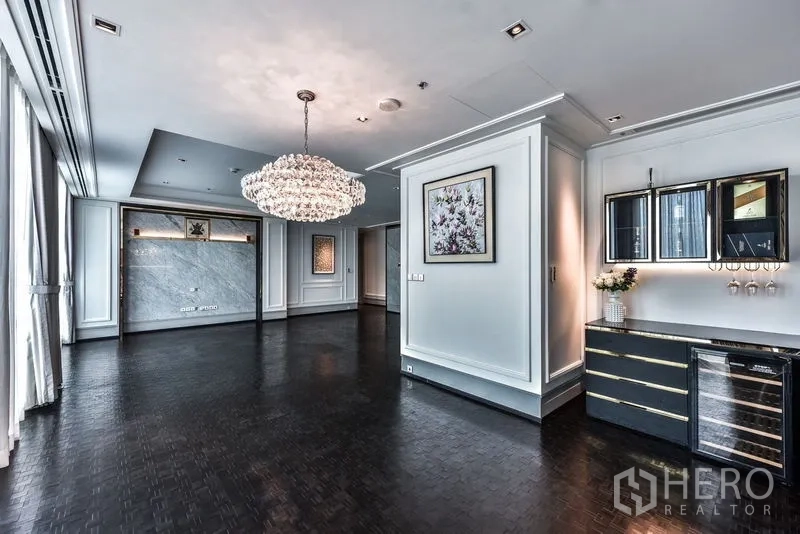 公寓 出租在Bang Rak, Bangkok - 正式餐厅/起居室，华丽吊灯、内置吧台与酒柜。