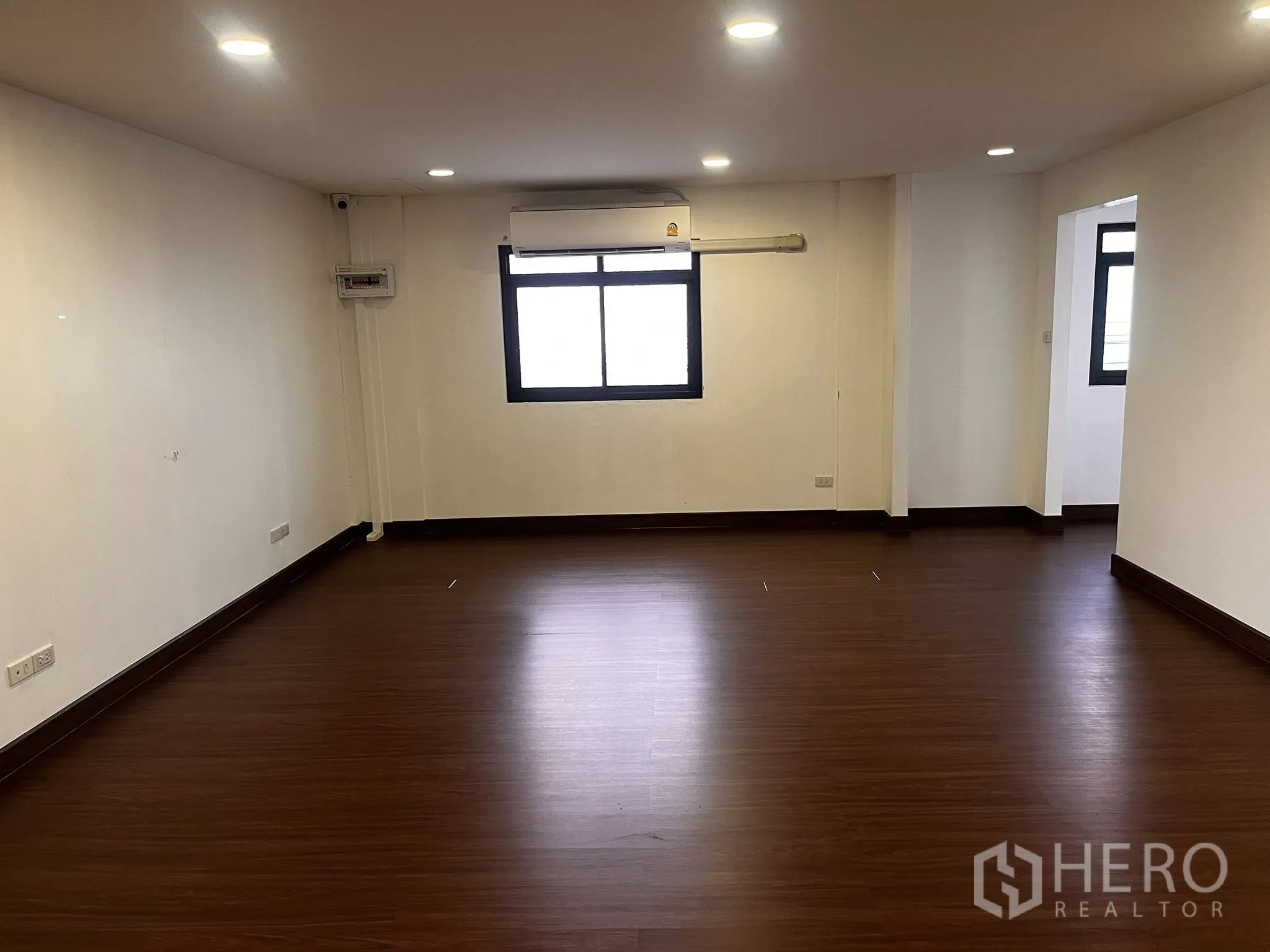 โกดัง for rent in Lat Phrao, Bangkok - ห้องออฟฟิศชั้นบนมีหน้าต่าง ไฟดาวน์ไลท์ และแอร์