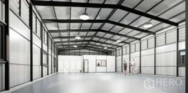 คลังสินค้า ให้เช่าในLat Phrao, Bangkok - ฮอลล์โกดังสว่าง แสดงห้องสำนักงานกั้นเป็นสัดส่วนและห้องน้ำ พร้อมพื้นเรียบและไฟแขวน