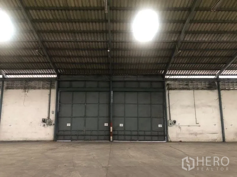 货栈 出租在Bang Pa-in, Phra Nakhon Si Ayutthaya - 仓库内超大钢制工业门的近景。