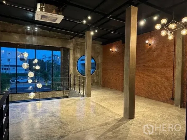 独立商业地产 出租在Sathon, Bangkok - 挑高空间，串联球形吊灯、大幅窗与圆形舷窗，配金属楼梯栏杆。