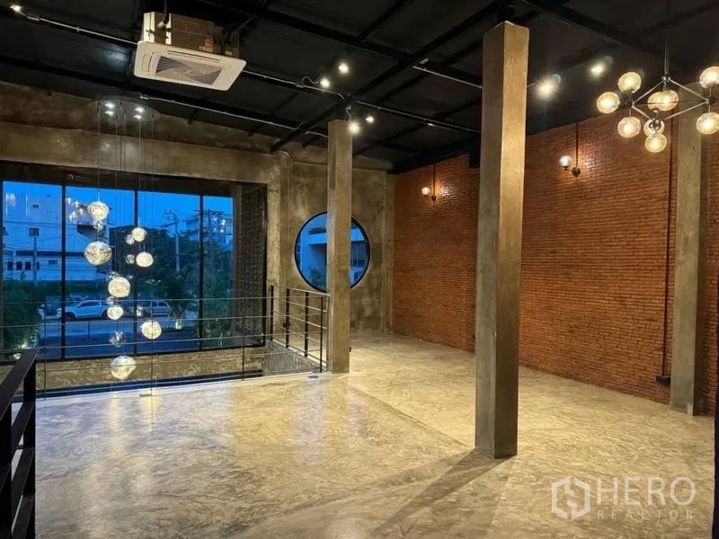 独立商业地产 出租在Sathon, Bangkok - 挑高空间，串联球形吊灯、大幅窗与圆形舷窗，配金属楼梯栏杆。