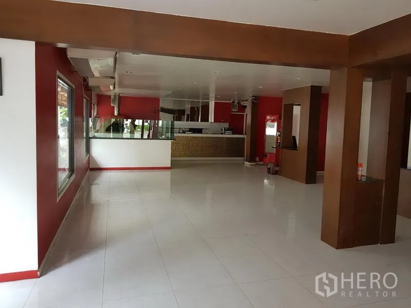 พื้นที่ขายปลีก ให้เช่าในWatthana, Bangkok - พื้นที่โอเพ่นสเปซกว้างพร้อมเคาน์เตอร์บริการและหน้าต่างบานใหญ่