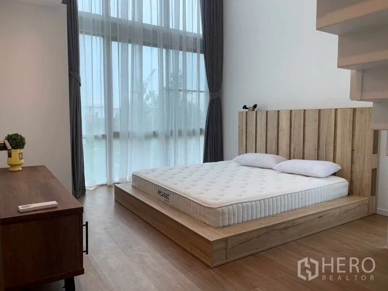 บ้าน ให้เช่าในSaphan Sung, Bangkok - ห้องนอนหลักเตียงยกพื้น เพดานสูง หน้าต่างบานใหญ่รับแสงธรรมชาติ