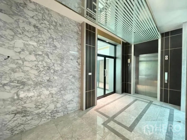 Detached House for rent or sale in Khlong Toei, Bangkok - Elegant lobby finished in marble with a private stainless-steel elevator.